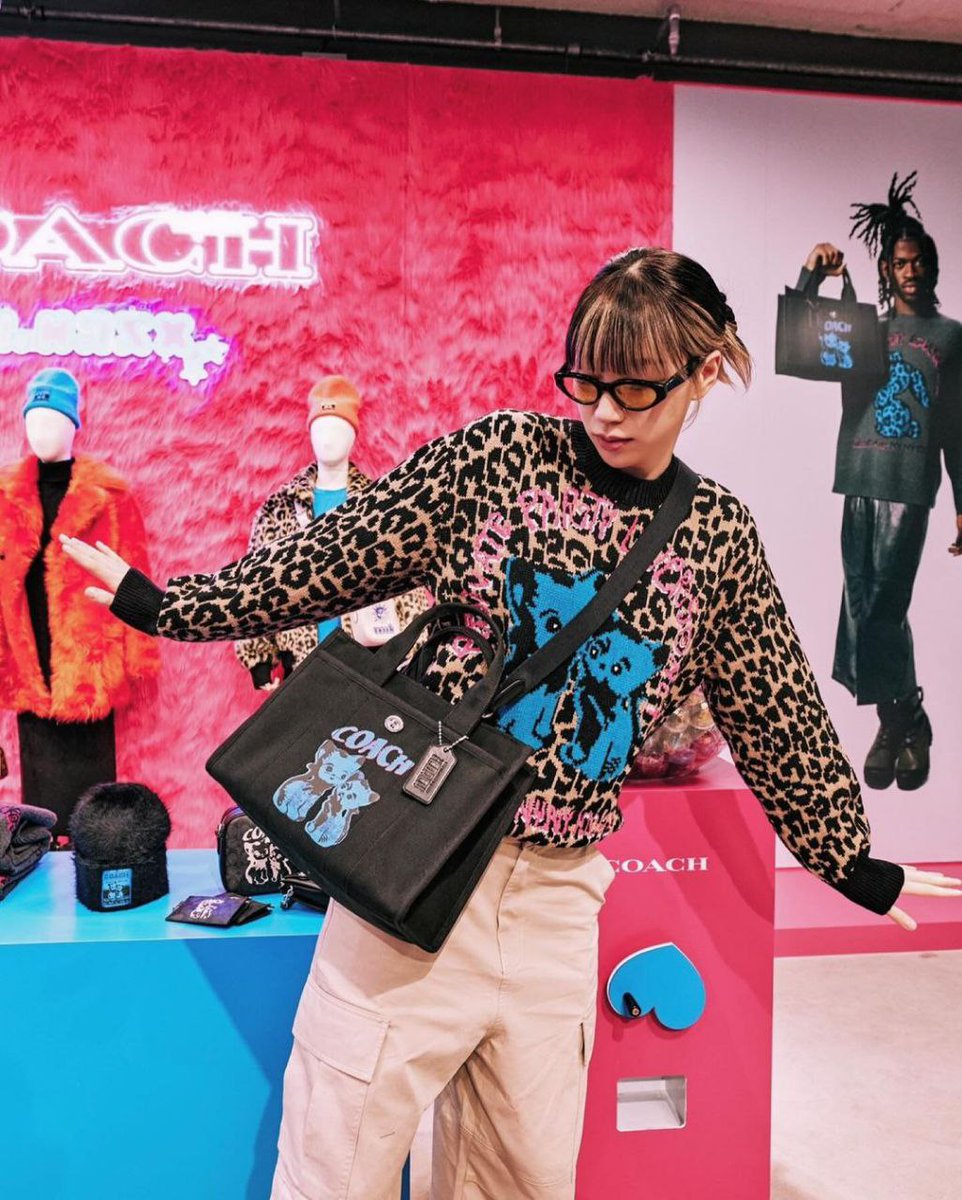 badalee_INA's tweet photo. 231227 badalee__ instagram post update

@coach 💛💙

Dalam rangka memperingati peluncuran koleksi kapsul kolaborasi dengan Lil Nas X dari Coach brand fashion, Pop Up dibuka di Musinsa Hongdae!✨ 
Jadi aku segera pergi ke sana!! Sambil melihat-lihat aku juga membelinya.. https://t.co/WsXFYW6rLK