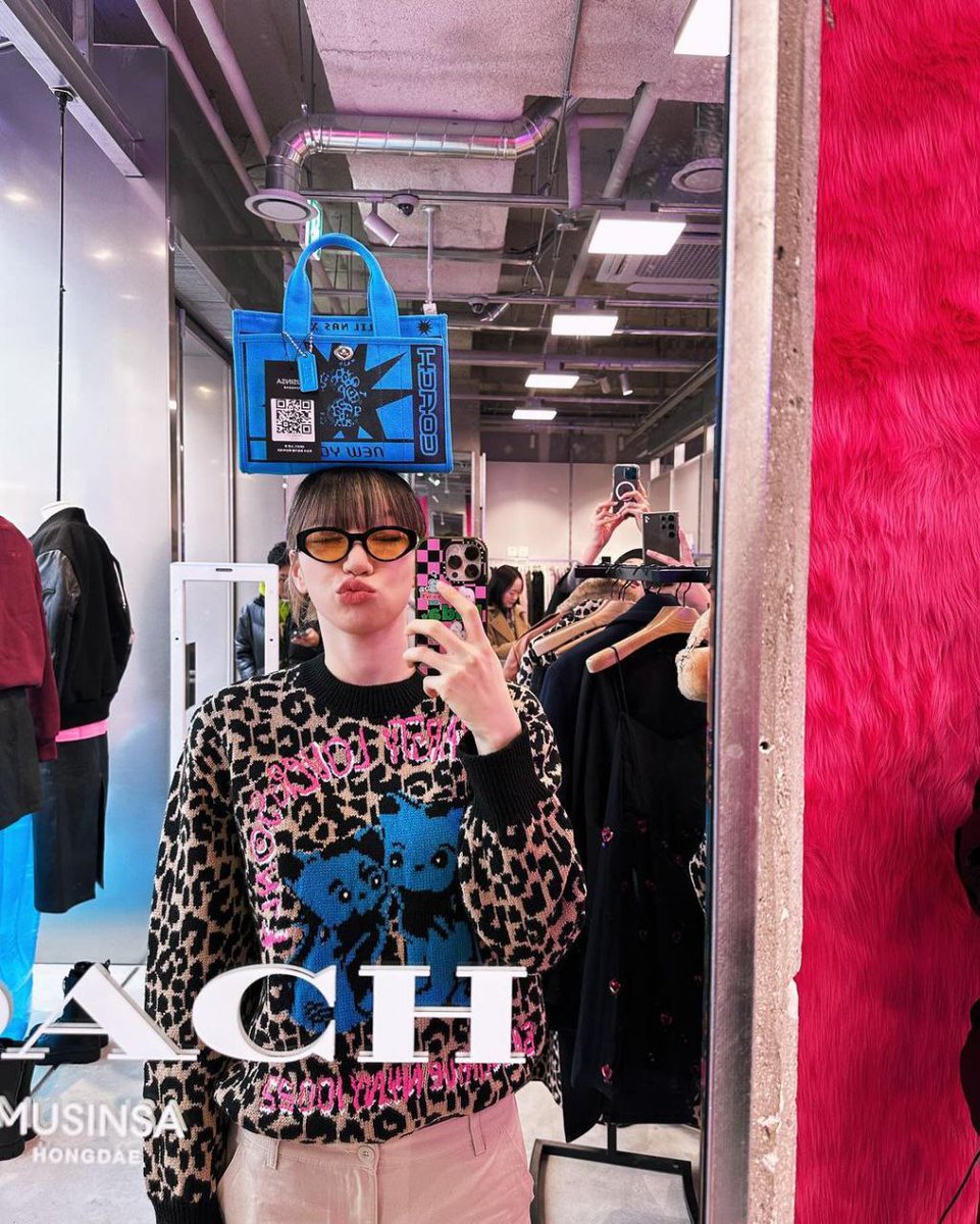 badalee_INA's tweet photo. 231227 badalee__ instagram post update

@coach 💛💙

Dalam rangka memperingati peluncuran koleksi kapsul kolaborasi dengan Lil Nas X dari Coach brand fashion, Pop Up dibuka di Musinsa Hongdae!✨ 
Jadi aku segera pergi ke sana!! Sambil melihat-lihat aku juga membelinya.. https://t.co/WsXFYW6rLK