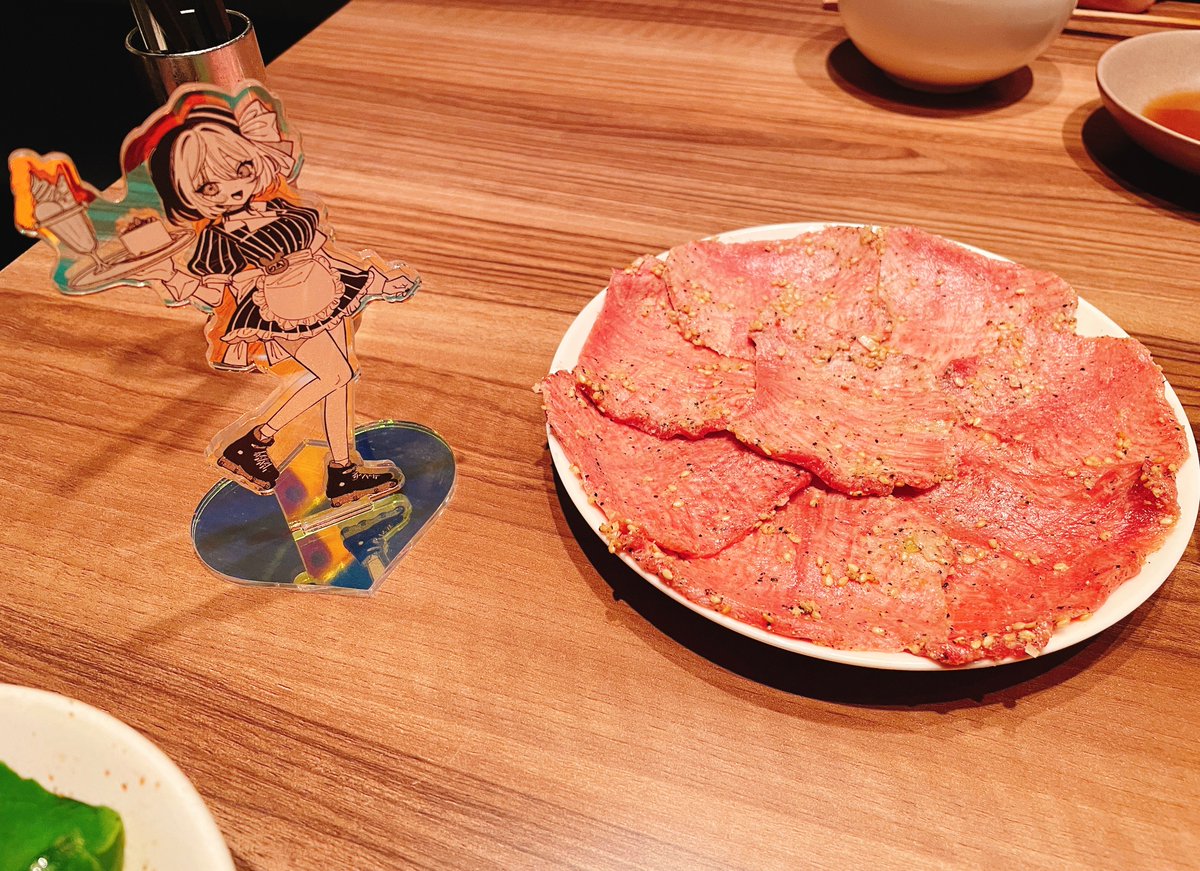 「のあ先輩と肉」|あきやまえんま😈のイラスト
