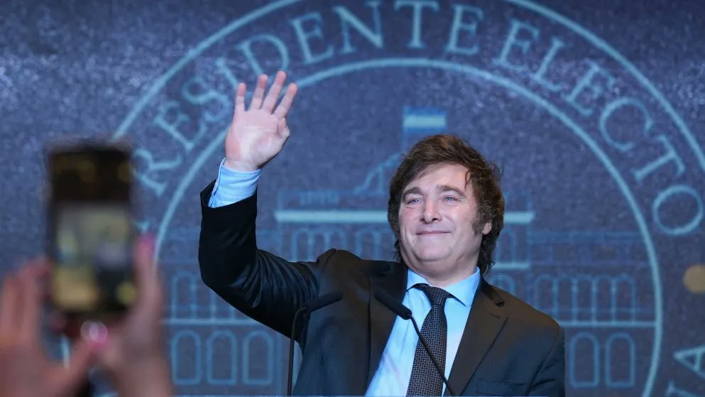 Efecto motosierra en datos:

🟢Bajó el riesgo país de 2.719 a 1.866 (🔻46%)
🟢Bajó el dólar de $1.200 a $985 (🔻22%)
🟢Baja la brecha oficial / MEP al 5%

🟢Bajó el precio de alquileres temporales
🟢Aumentó 15% la oferta inmobiliaria

🟢Bajó el precio de la carne
🟢Bajó el precio