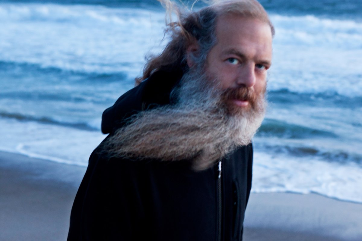 podcastnotes's tweet photo. Top 5 @RickRubin quotes from the recent episode w/
@hubermanlab:

1. “One of the reasons so many great artists die of overdoses early in their lives is because they’re using drugs to numb a very painful existence. The reason it’s painful is the reason they became artists in the first place: their incredible sensitivity.”

2. “Any thought you have about outcome undermines the whole thing.”

• Worrying about an outcome is not the mindset to make something great

3. The DIY punk-rock ethic: Just make it. “It might not be the dream version, but whatever version you can execute is the one for you to make.”

4. “The changes that come in meditation are to help your reactions in the real world.”

• Every time you meditate is like making a deposit in a bank (Maharishi)

5. “The instinct and the unconscious are where the great ideas are. The things that come from our intellectual selves have much less charge.”