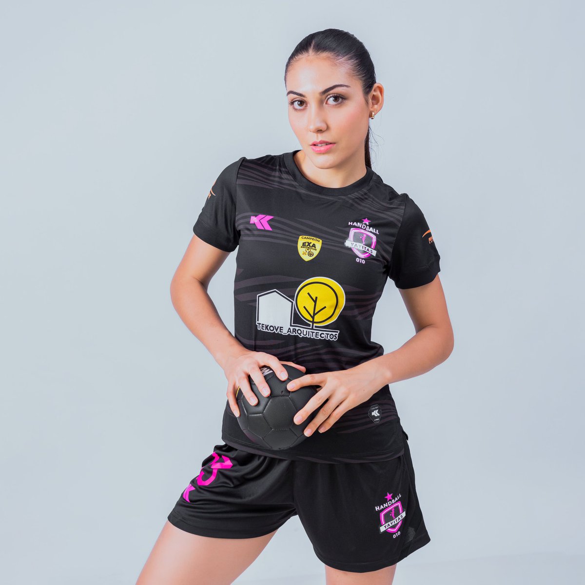 SportCondorito's tweet photo. Las reinas y campeonas vigentes se preparan para esta nueva edición, con esta indumentaria buscarán alzarse de nuevo con la competencia y sumar otra estrella más ⭐️🏆
.
.
#Yayitas010
#CondoritoPorSiempre
#ExaSanjo2023
. https://t.co/sXu37hkwkL