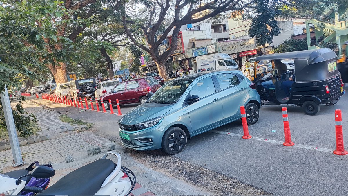 hariishr's tweet photo. Just an example, Parking car n blocking cycle lane, Ballal / Ashoka circle. Opp to Mohan Bhandar. 
People don't know, it for bicycles.
@mysurucitycorp @CPMysuru @mepratap https://t.co/cFKHzxtsCV