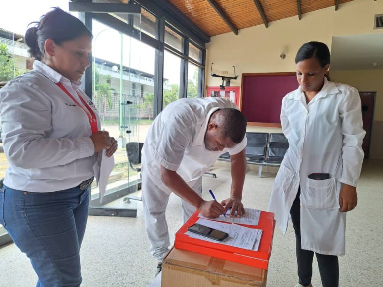 #Entérate🗣| Centro de Alta Tecnología «Guaicaipuro I» de Amazonas recibe dotación de insumos Lee + aquí 👉acortar.link/4L75jI #JuntosPorCadaLatido #01Ene @NicolasMaduro @MagaGutierrezV