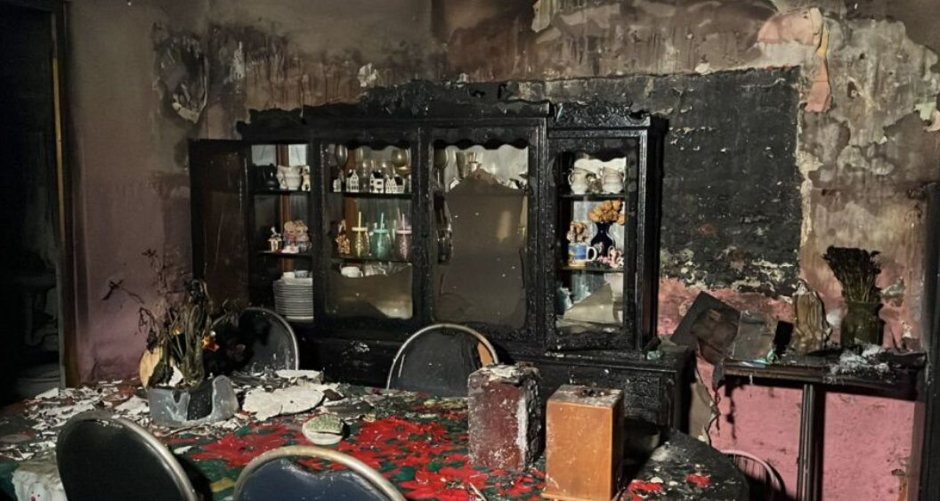 AztecaNoticias's tweet image. #CDMX | Fuerte #incendio destruye una casa en la 20 de noviembre.

Familia se refugió en un #balcón y no resultó lesionada.

aztecanoticias.info/3v7XKPq