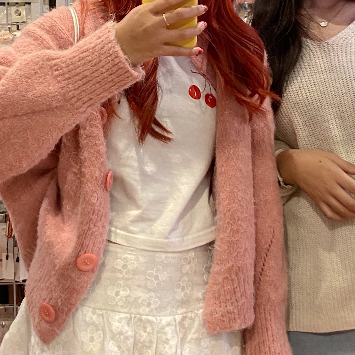 🍊⭐️🧦 ป้ายยา Punch Cardigan จากร้าน clothesfriend-co น่าร้ากมากกก  ช่วงนี้ต้องมีไว้แมตซ์ชุดเลย หนาวไม่หนาวใส่เป็นพร๊อพไว้ก่อน55  แมตซ์ได้บ่อยๆเลย คอมพลีทลุคง่ายม้าก 🍎🍒