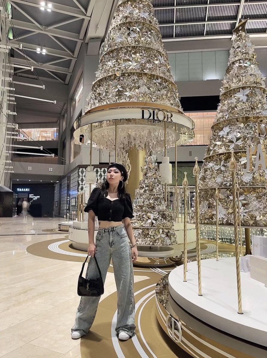 Lexixxi_'s tweet photo. Merry Xmas y’all! 🎄🎁🤍✨
#merrychristmas #merrychristmas #merryxmas #merrychristmas2023 #christmastree #christmas #christmastime #marinabaysands #mbs #theshoppesatmarinabaysands #marinabaysandshotel #ootd #xmas #xmastree #xmasdecor #christmaslights #celebrateatmbs #Singapore https://t.co/jMxpKHBwlJ