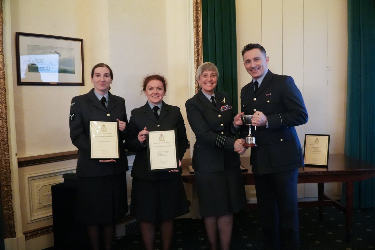 Congrats Fg Off Caltagirone, AS1 Tomaszewicz, AS1 Purchase & AS1 Hamilton on winning this year’s Beattie Trophy for Outstanding Journalism. Their content collaboration with @IrishAirCorps media saw their performance called ‘a fantastic demonstration of media excellence.’