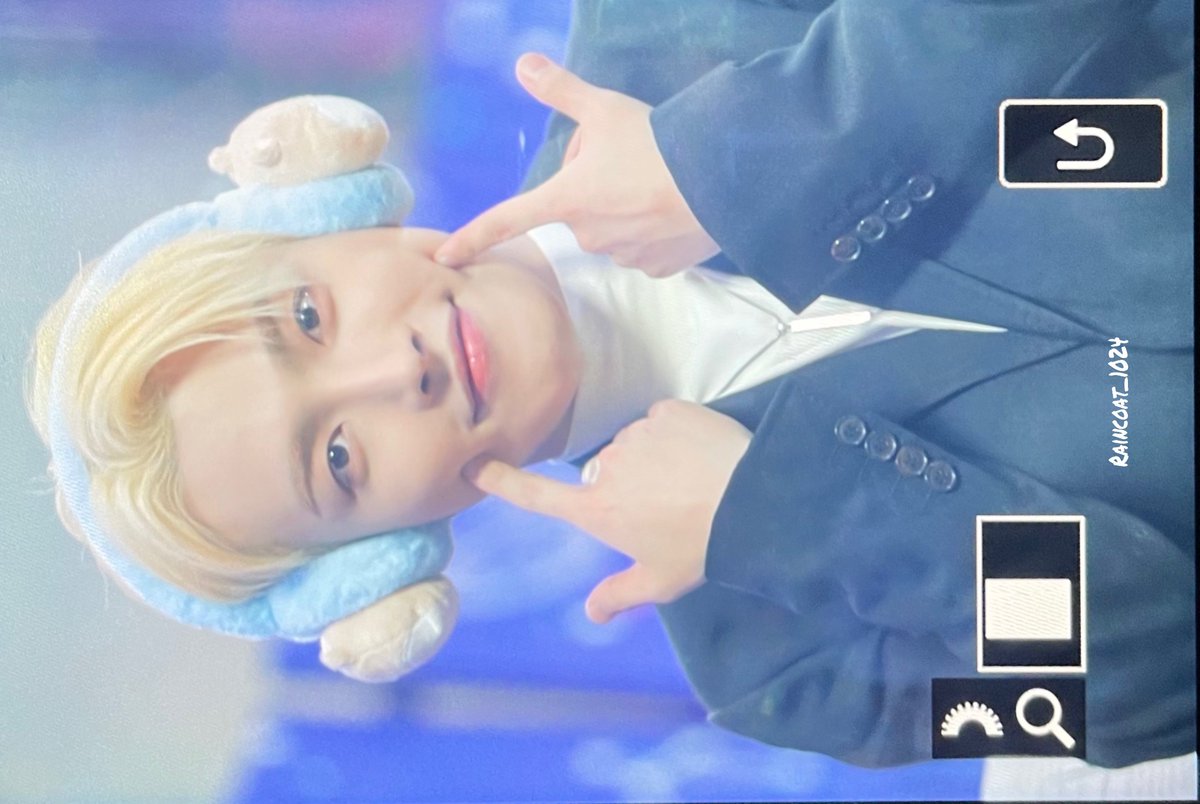 Raincoat_1024's tweet photo. 231227 아이돌라디오 

그동안 너무 행복했다!
#에이티즈 #ATEEZ #홍중 #HONGJOONG https://t.co/QPAU0tw5zc