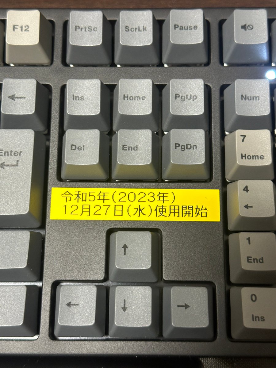 NT6050's tweet photo. 【快適なPC生活へ】
マウス及びキーボードの動作不良が目立つので、遂に買い替えました。前回の機器はテプラを貼り付け失念していたので不明ですが、数年は使用していたと思います。キーボードは青軸といって打鍵感が感じられて良きです。
#ASUS　#iKBC #キングジム https://t.co/vaeLe0LNtg