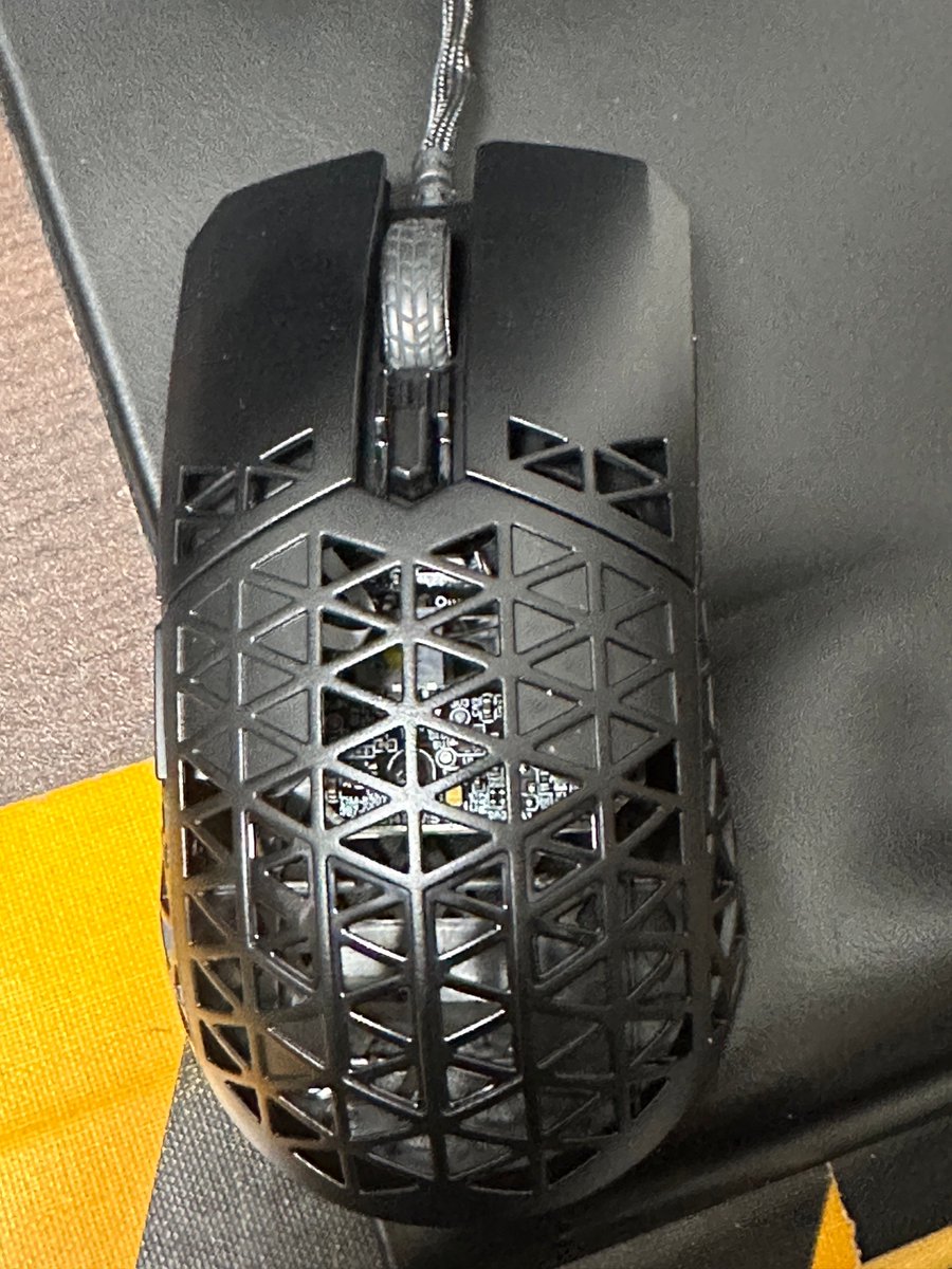NT6050's tweet photo. 【快適なPC生活へ】
マウス及びキーボードの動作不良が目立つので、遂に買い替えました。前回の機器はテプラを貼り付け失念していたので不明ですが、数年は使用していたと思います。キーボードは青軸といって打鍵感が感じられて良きです。
#ASUS　#iKBC #キングジム https://t.co/vaeLe0LNtg