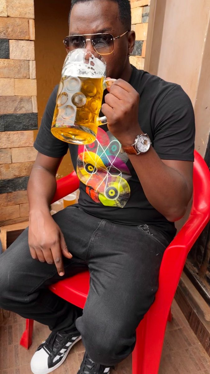 DjAludah's tweet photo. #MamaDsWorldRecord

When you arrive and @WalkerCharlesGe hands you a ki beer! https://t.co/cuXUWe6Za8
