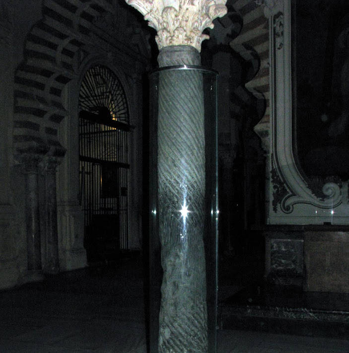 Vamos a ver las columnas con las historias más curiosas de la mezquita de Córdoba. La más llamativa es la que llaman La columna del infierno. Cuando se raspa con una moneda, desprende olor a azufre, por lo que se creía que la había fabricado el mismísimo demonio.