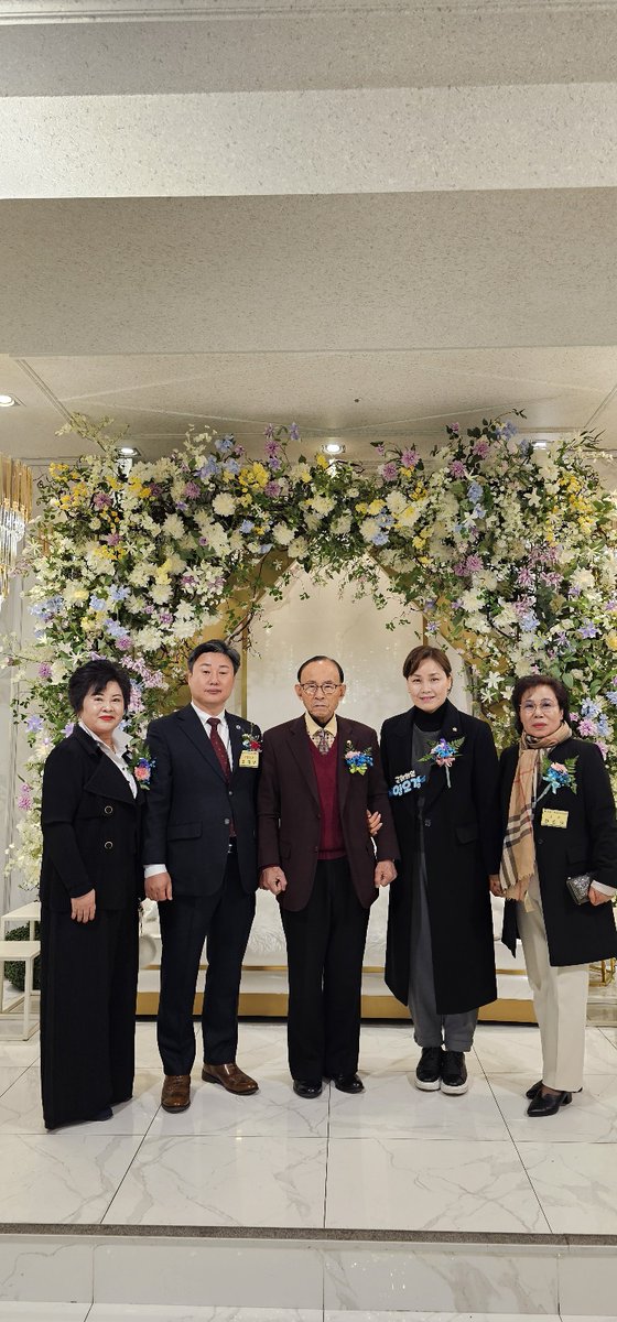 OKLim_GM's tweet image. [23.12.27] 자영업지원센터 이전 개소식, 장애인체육회 성과보고회, 중소벤처포럼 &amp;amp; 충청향우연합회 &amp;amp; 장미로타리 송년회

blog.naver.com/oklim777/22330…

#자영업지원센터 #중소벤처포럼 #장애인체육회 #충청향우연합회 #장미로타리 #송년회 #광명은_임오경 #승리의아이콘 #위기에강하다