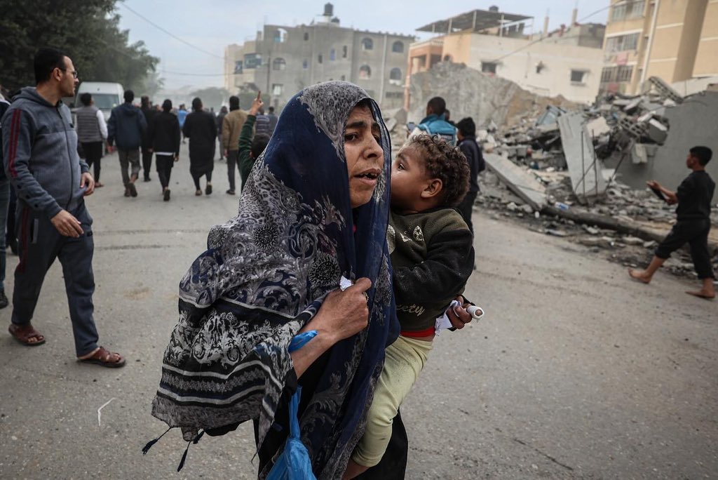 loayphoto's tweet photo. Photos | Effects of destruction caused by the Israeli bombing of a mosque in central Rafah, south of the Gaza Strip.

(@loayphoto for @washingtonpost 📷) https://t.co/Yh5gzjepQt