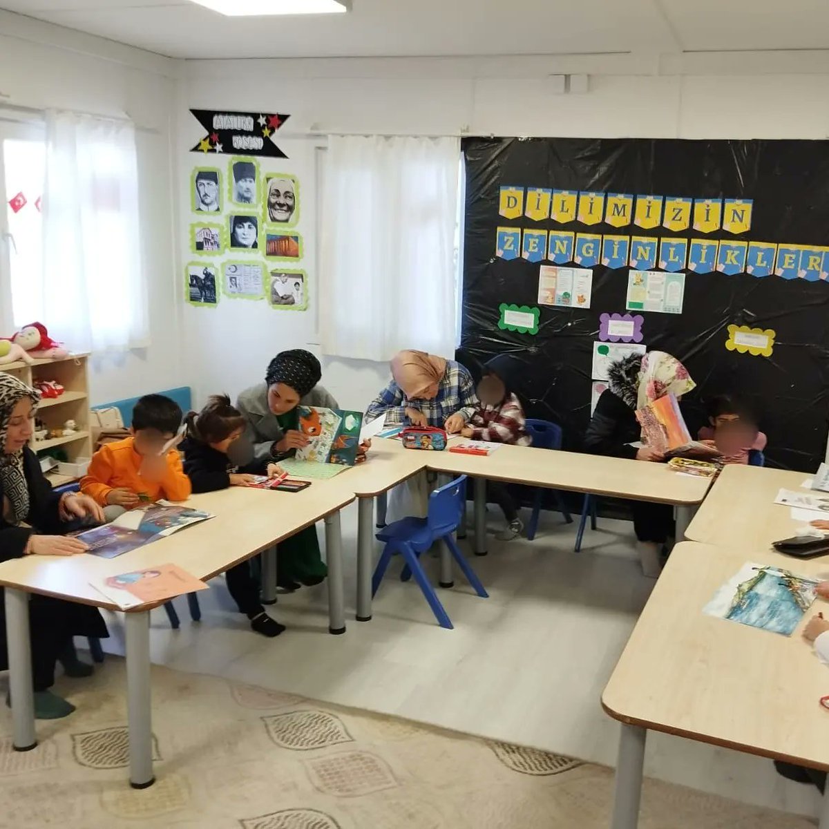 svrkmehmetcik's tweet photo. Dilimizin Zenginlikleri Projesi kapsamında 5G anasınıf öğretmeni Şükran KIRTI aile-çocuk etkinliğinde velilerle buluştu. Öğretmenimiz velilerle proje tanıtım bilgilendirme toplantısı ve "Hikaye okuma ve Hikaye oluşturma" aile çocuk etkinligi düzenlediler. #bigep #metip https://t.co/i3ixBpEe8H