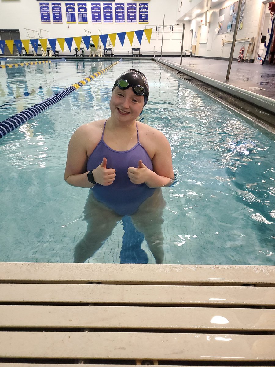 ChelseaSwimDive's tweet image. Another of my favorite things at winter break is when the college kids come home and get back in the pool! @Riley15301591 is loving freshman season at Notre Dame College, but it's always great to be home! #AlwaysADawg