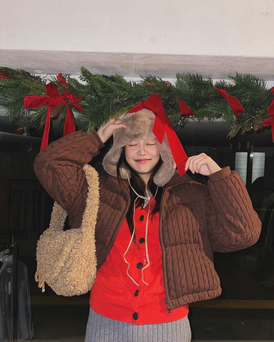 KlMKATY's tweet photo. wrapped in the soft whispers of a post-christmas glow, i come bearing a gift (well, me, actually! 😋). grinning like a mischievous elf who pilfered all the candy canes, i offer myself as the season’s sweetest souvenir. may your days be merryㅡhappy belated holidays, everyone! https://t.co/1uhLPu39Ks