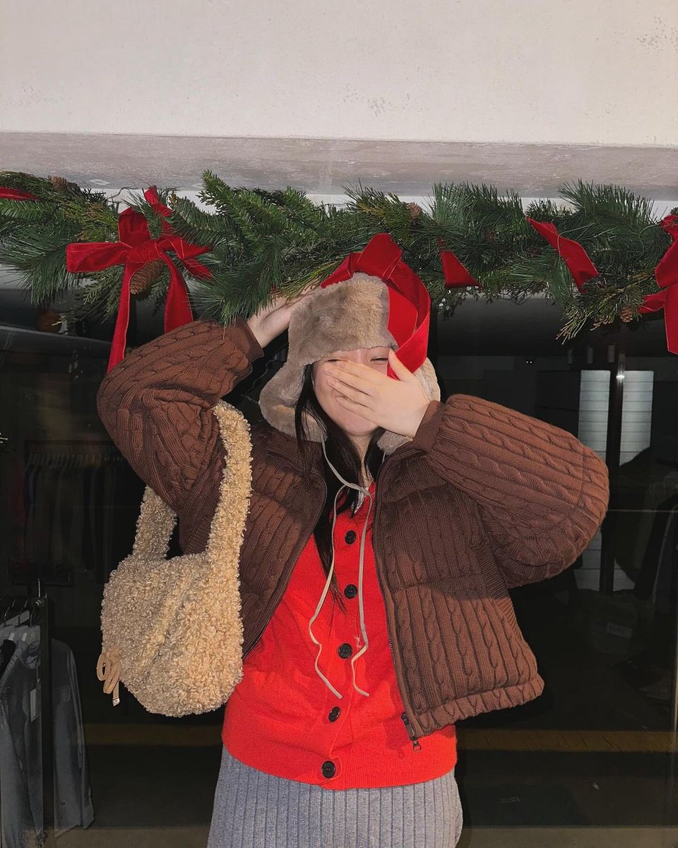 KlMKATY's tweet photo. wrapped in the soft whispers of a post-christmas glow, i come bearing a gift (well, me, actually! 😋). grinning like a mischievous elf who pilfered all the candy canes, i offer myself as the season’s sweetest souvenir. may your days be merryㅡhappy belated holidays, everyone! https://t.co/1uhLPu39Ks
