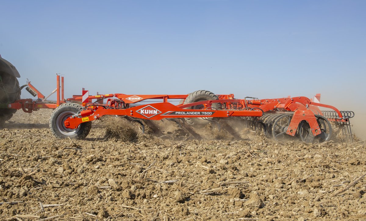 bandbtractors's tweet photo. The KUHN PROLANDER is a versatile cultivator with vibrating tines. It can perform multiple operations, from shallow stubble cultivation to seedbed preparation in a second pass. It is the ideal tool for min-till farming 👍
#bandbtractors #kuhn #prolander https://t.co/m7oEWgdzz2