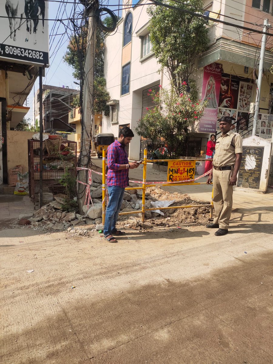 Works_SPT_3's tweet photo. Inspection of safety measures at work undertaken to arrest waterleakage at Shaikpet Section under O&amp;M Division 3. @HMWSSBOnline @MDHMWSSB @arvindkumar_ias @KTRBRS @TelanganaCMO @CVO_HMWSSB 
#Worksite_safety_is_public_safety 
#HMWSSBworks_SPT https://t.co/qlwNG68InO