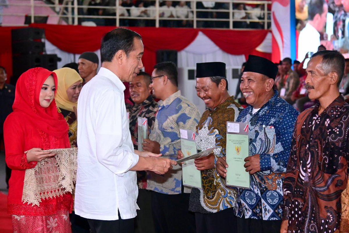 jokowi's tweet photo. Menghadiri acara penyerahan sertifikat tanah untuk rakyat yang digelar di Gelanggang Olah Raga (GOR) Delta, Kabupaten Sidoarjo, Jawa Timur, hari ini.

Pemerintah terus berupaya untuk mempercepat penyelesaian urusan sertifikat tanah milik masyarakat. Saya mendorong agar urusan ini dapat selesai di seluruh Indonesia pada tahun 2024 mendatang.
