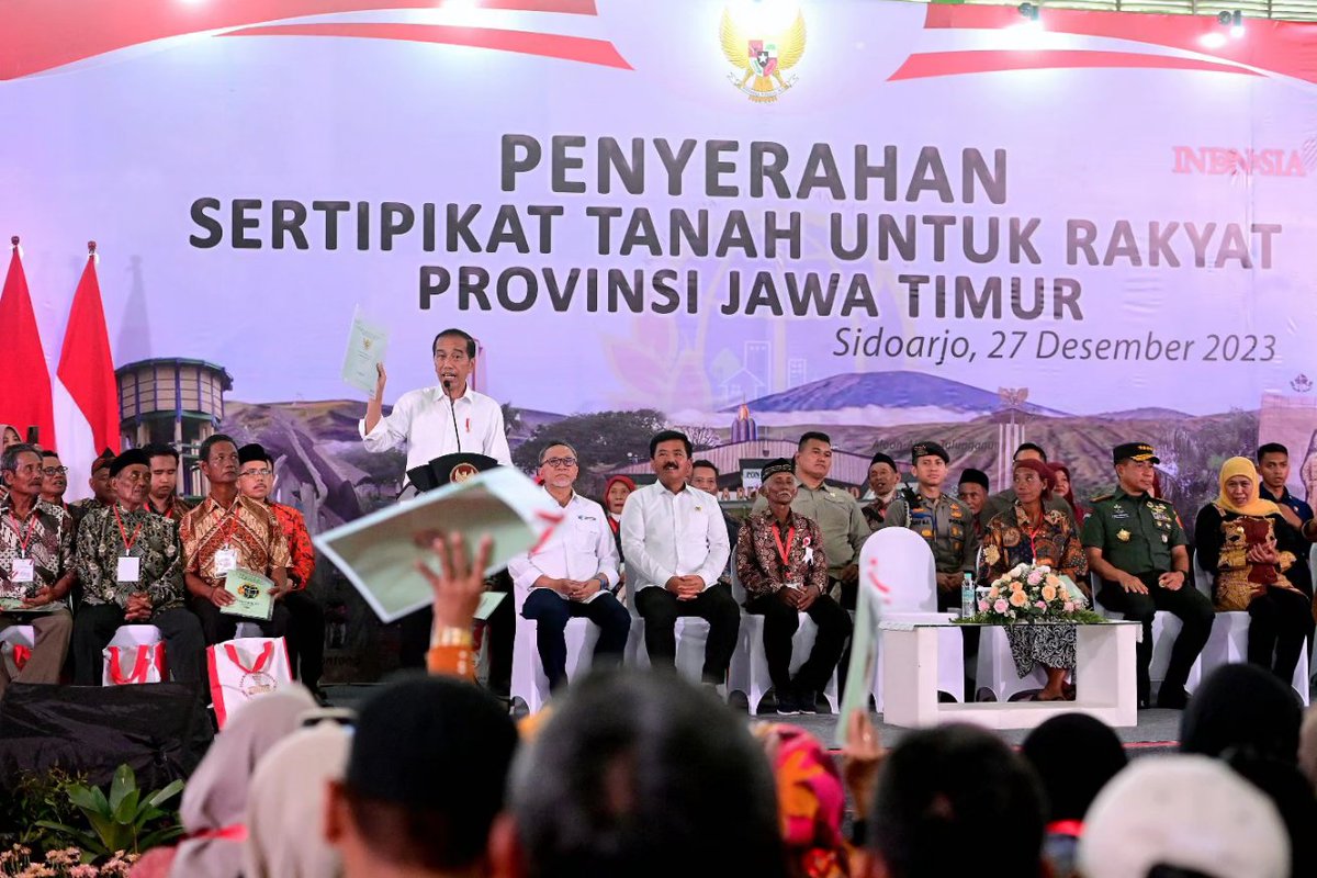 Menghadiri acara penyerahan sertifikat tanah untuk rakyat yang digelar di Gelanggang Olah Raga (GOR) Delta, Kabupaten Sidoarjo, Jawa Timur, hari ini.

Pemerintah terus berupaya untuk mempercepat penyelesaian urusan sertifikat tanah milik masyarakat. Saya mendorong agar urusan ini
