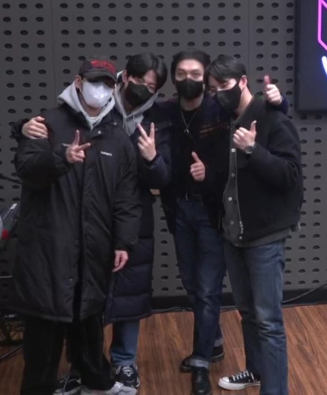 mamawonpil's tweet photo. 다들 너무 소중해💕
So this is what people mean when they say love is so easy with the right person.
I found it with DAY6🍀 https://t.co/ZUh7z9YqAR