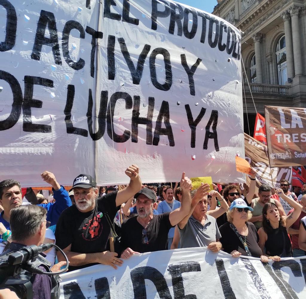 En Plaza Lavalle, con el <a href="/MSTargentina/">MST Argentina</a> y otros sectores, exigiendo que la CGT llame a paro general y plan de lucha. Abajo el DNU, el protocolo, la ley ómnibus y todo el ajuste de Milei y el FMI!!