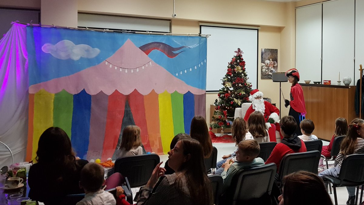 visarishq's tweet photo. This year children and actors prepare a surprise show for Santa Claus. Santa was so delighted that he gave them the best presents EVER!!! 🎅 🎁 🎀 🎄 🎉 https://t.co/IOWS2yftUi