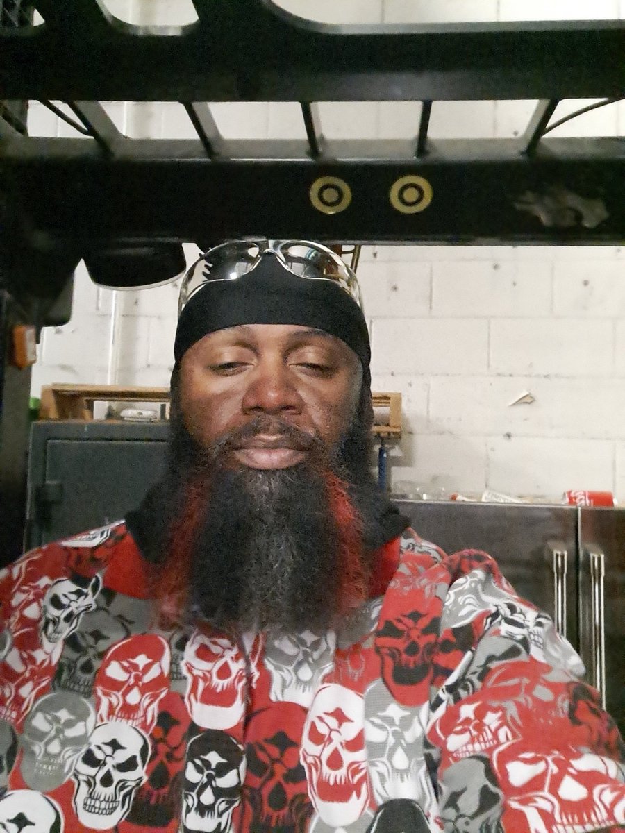 shadow3223's tweet photo. Forgot to post
A week before Christmas 
#getoveritalready #boredatwork #coloredbeard https://t.co/VgQIGNcO3l