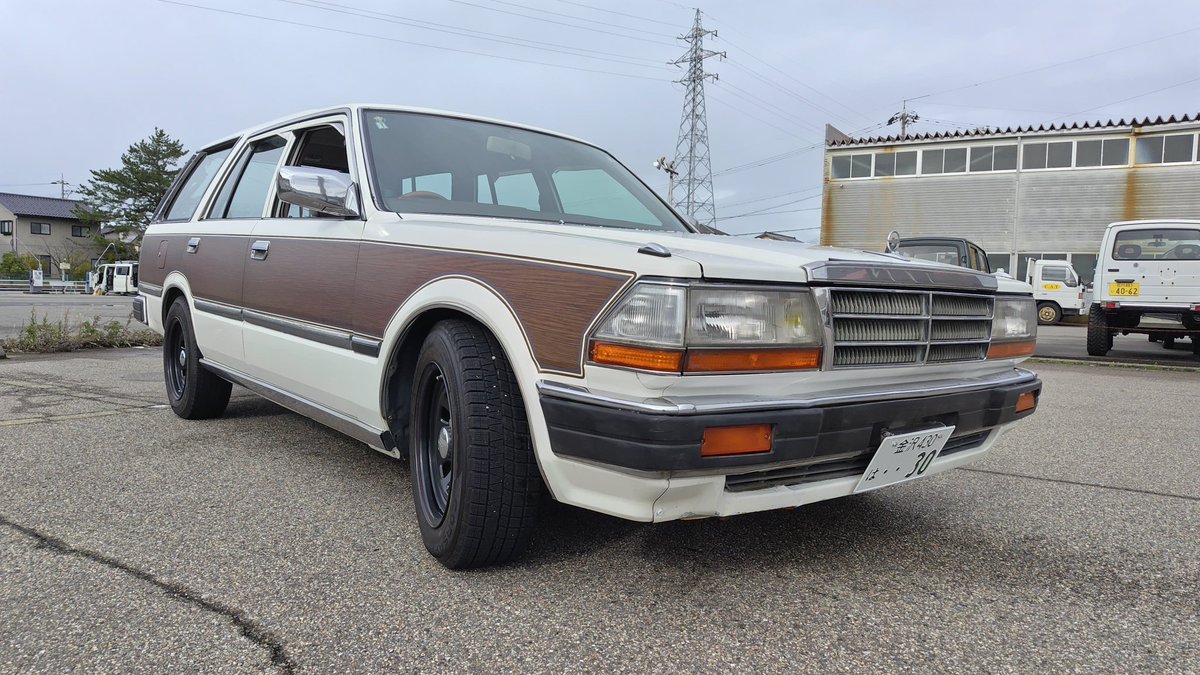 j_kacchi's tweet photo. ご報告があります。
実はこんな車を買いました！
1998年式日産グロリアバン（VY30）
カーイベントやお店の駐車場に停めていたら目立つと思いますが改めてよろしくお願いします。 https://t.co/DtlwkLn61r