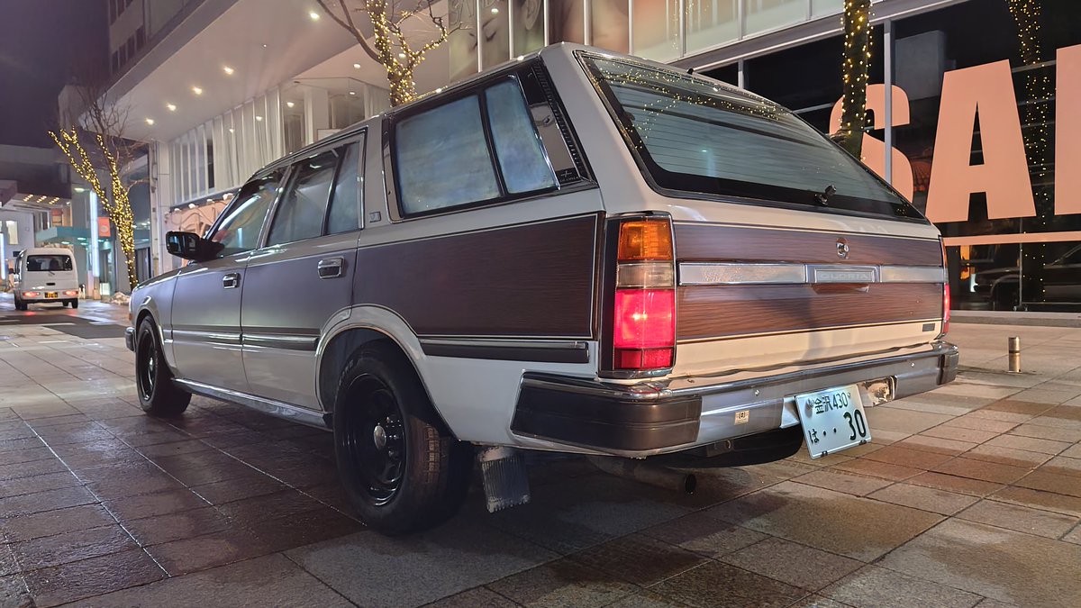 j_kacchi's tweet photo. ご報告があります。
実はこんな車を買いました！
1998年式日産グロリアバン（VY30）
カーイベントやお店の駐車場に停めていたら目立つと思いますが改めてよろしくお願いします。 https://t.co/DtlwkLn61r