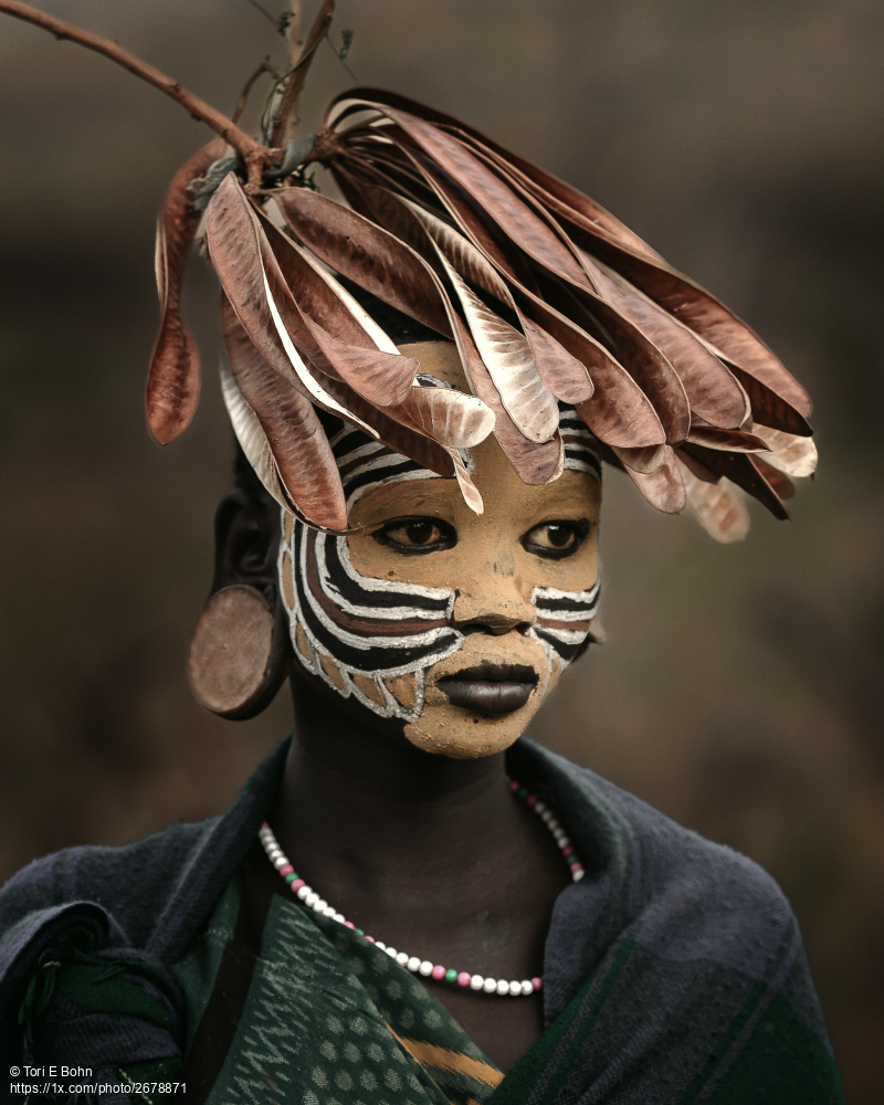 1x_com's tweet photo. Beautiful portrait of a Suri girl titled 'Omo Bean Pods' by Tori E Bohn. https://t.co/jm1w7Ap5Zl #documentary #portrait #tribes #africa #girl #beanpods https://t.co/wehroZK2ov