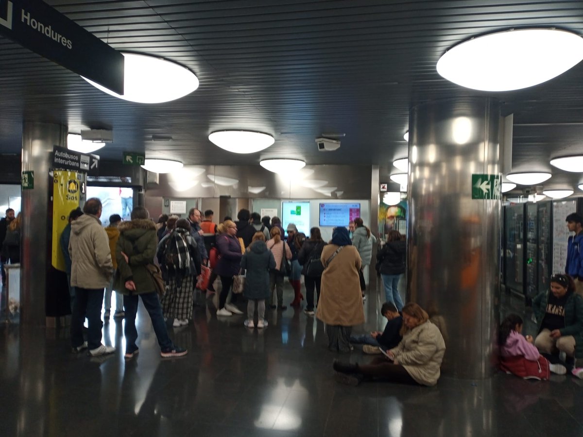 SoliMetrobcn's tweet photo. Cues amb esperes de més d'una hora als #PuntsTMB. La precarització es tradueix en manca de personal i qui ho paga sempre són les mateixes: les treballadores i la ciutadania.
A ningú l'importen?
On són els responsables?
Per un servei de qualitat JA.
@jaumecollboni
@laiabonetrull https://t.co/5AhL21VzVW