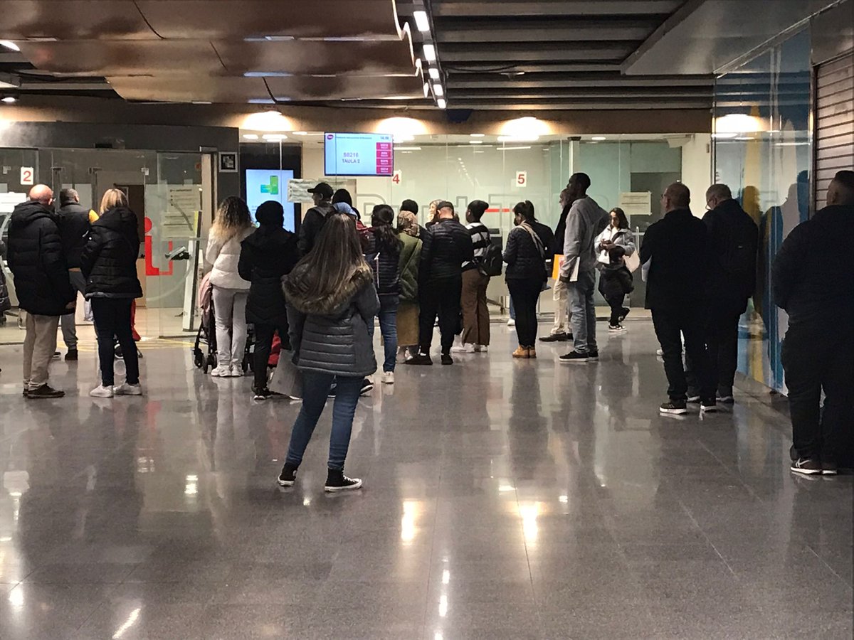 SoliMetrobcn's tweet photo. Cues amb esperes de més d'una hora als #PuntsTMB. La precarització es tradueix en manca de personal i qui ho paga sempre són les mateixes: les treballadores i la ciutadania.
A ningú l'importen?
On són els responsables?
Per un servei de qualitat JA.
@jaumecollboni
@laiabonetrull https://t.co/5AhL21VzVW