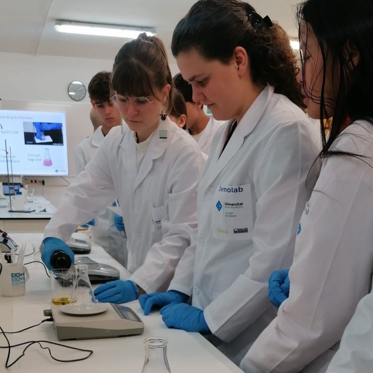 PortUIB's tweet photo. Cada setmana acostam la ciència 🔬🦠🧪⚛️ a l'alumnat de 4t d'ESO i 1r de batxillerat amb les pràctiques del #DemoLab @UIBuniversitat 
▶️ https://t.co/BQqOlTyAdK
#SeràsUIB @EDUN_IB https://t.co/70kLXCKnky