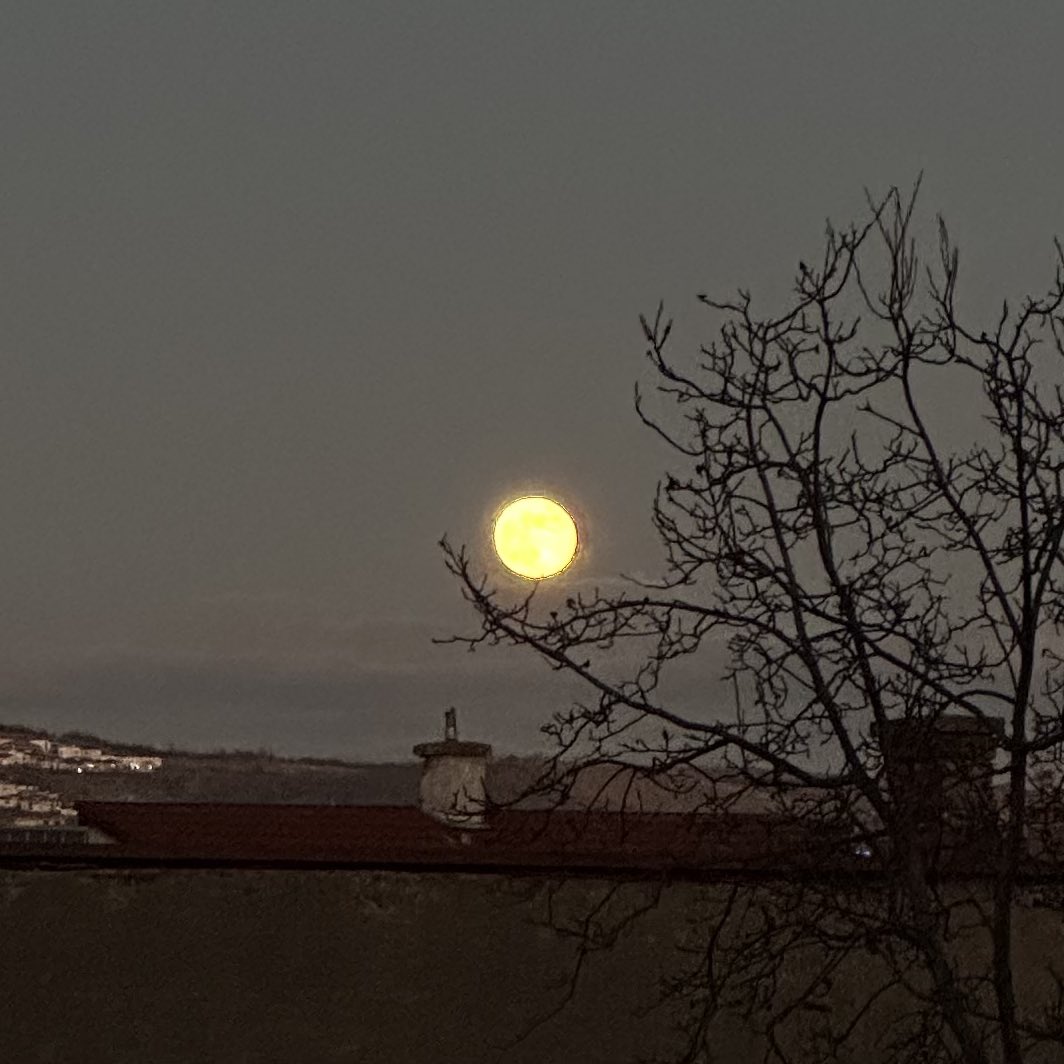 alexonabike's tweet photo. Take that @SamsungMobile users. Incredible shots of the #moon on my @Apple #iphone14ProMax https://t.co/RghgKExUfx