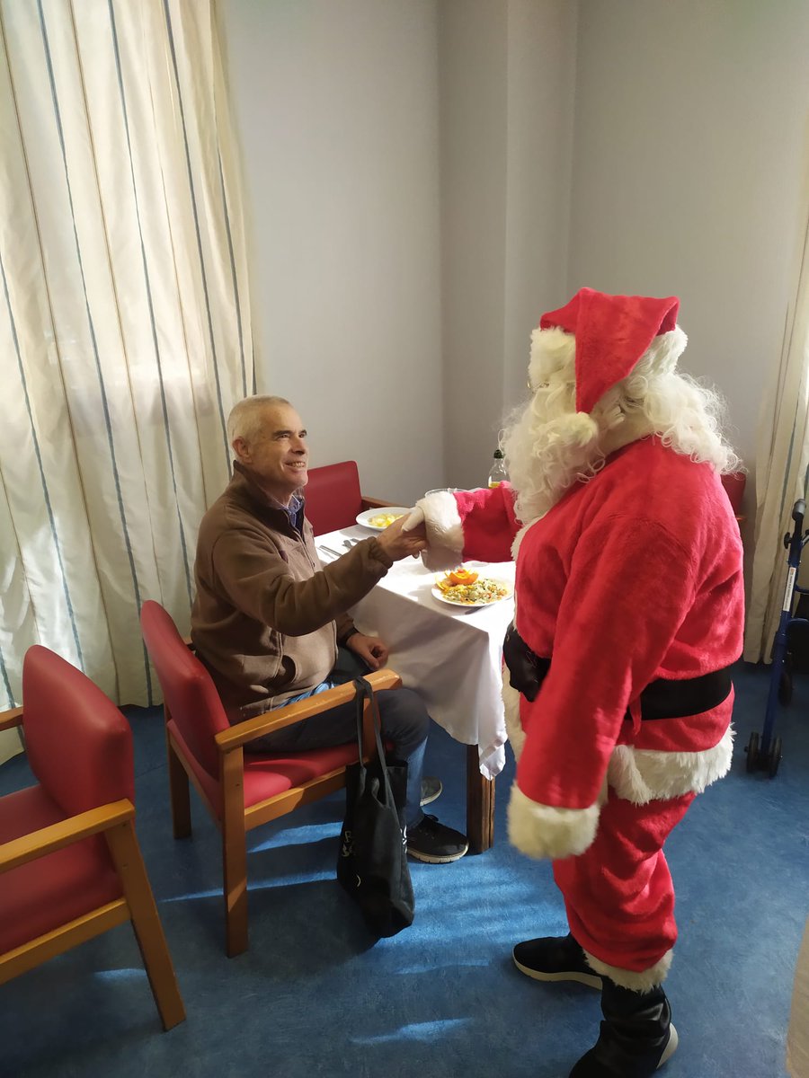 MiclaClaret's tweet photo. 🙌 El Día de Navidad, en la #ResidenciaClaretGranada recibimos una visita muy especial
🤗 ¡Papá Noel se dejó caer por nuestra chimenea para hacer disfrutar a nuestros mayores! Estuvieron charlando, riendo y, por supuesto… ¡vino con algún regalito!
👉 Más: https://t.co/4fghELNv8P https://t.co/JgbynVTC53