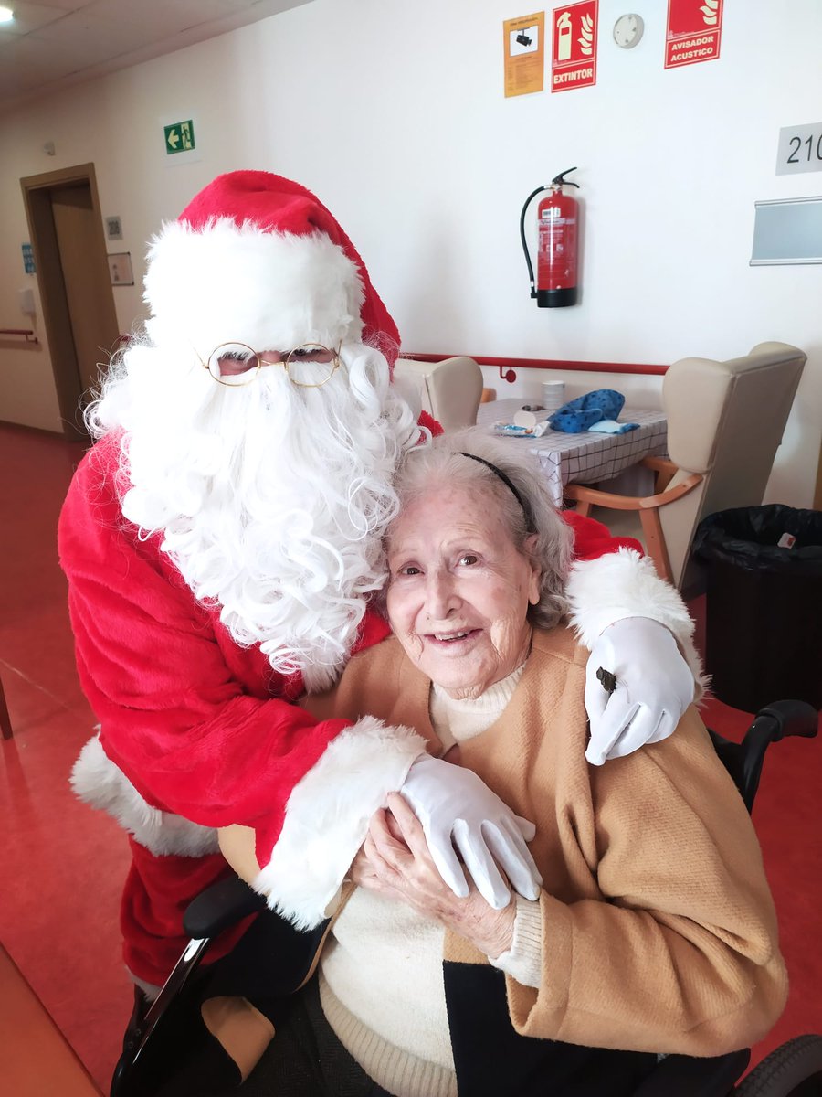 MiclaClaret's tweet photo. 🙌 El Día de Navidad, en la #ResidenciaClaretGranada recibimos una visita muy especial
🤗 ¡Papá Noel se dejó caer por nuestra chimenea para hacer disfrutar a nuestros mayores! Estuvieron charlando, riendo y, por supuesto… ¡vino con algún regalito!
👉 Más: https://t.co/4fghELNv8P https://t.co/JgbynVTC53