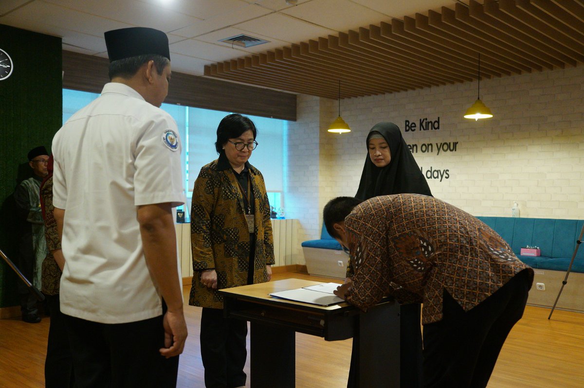 bppsdm_kp's tweet photo. #SobatBahari, Ses #BRSDM @AlekRudi mewakili Kepala #BPPSDMKP @in_radiarta melantik 15 Pejabat Fungsional lingkup BPPSDMKP yg terdiri dari 12 Dosen, 1 Analisis Pengelola Keuangan APBN, 1 Pranata Keuangan APBN, dan 1 Perencana, scr hybrid, di Jakarta, (27/12)
#KKPThrive @kkpgoid https://t.co/NfrlI2FTwP
