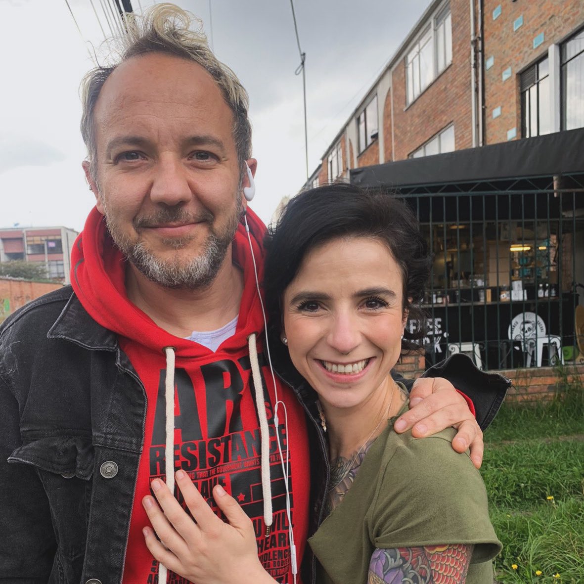 Hoy cumplirías 40 años. 
Ahora que no me hablas te oigo más claro, ya sin palabras de por medio.
Definitivamente es cierto, mueren las personas pero el amor, ese si que no muere 
Mi amor por ti era contigo y es sin ti también . 
Ahora que no te tengo te tengo más !