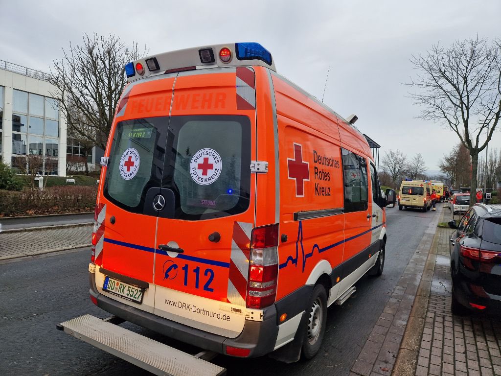 drkdo's tweet photo. Alarm für die #DRK Einsatzeinheit #Dortmund 02. 33 ehrenamtliche DRK-Helfer*innen, unter der Führung des Zugführers Tim Junker, unterstützen in #Hamm beim #Hochwasser Einsatz. @FW_Dortmund #EinsatzfürDortmund #EngagiertFürNRW https://t.co/vVh2FMUEYA