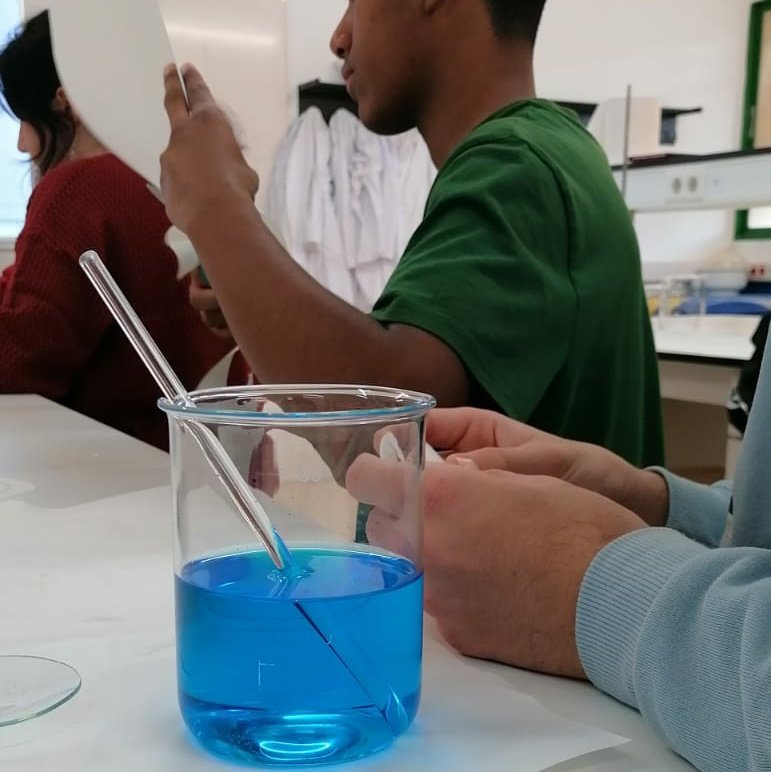PortUIB's tweet photo. Cada setmana acostam la ciència 🔬🦠🧪⚛️ a l'alumnat de 4t d'ESO i 1r de batxillerat amb les pràctiques del #DemoLab @UIBuniversitat 
▶️ https://t.co/BQqOlTyAdK
#SeràsUIB @EDUN_IB https://t.co/70kLXCKnky