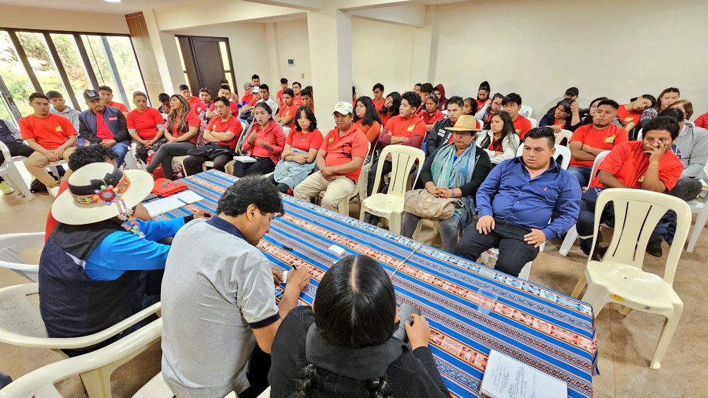 Reunidos desde muy temprano con nuestros hermanos Gremiales de Oruro y jóvenes Trabajadores Sociales Comunitarios a nivel nacional. Escuchamos las necesidades y preocupaciones que tiene cada organización y afianzamos nuevos compromisos, metas y objetivos. Gracias por el…