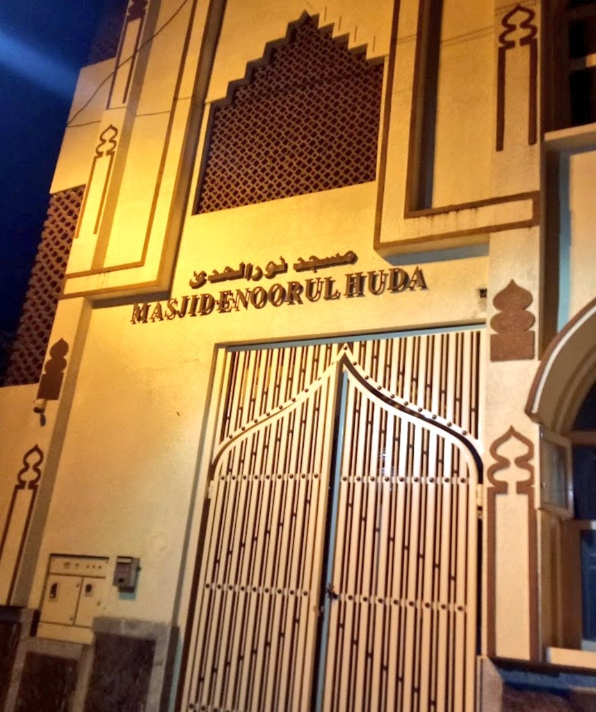 Alpakanya's tweet image. Are Mosques in Shivajinagar, #Bengaluru exempt from displaying Kannada signboards?🤌