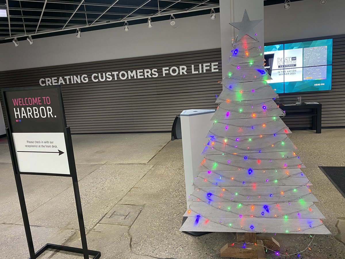 HarborInd's tweet photo. We love seeing our Grand Haven office decked out in the Holiday spirit!🎅🎄❄️

#HarborInd #HarborIndLife #HappyHolidays #CompanyCulture https://t.co/lHNIoa9vX7