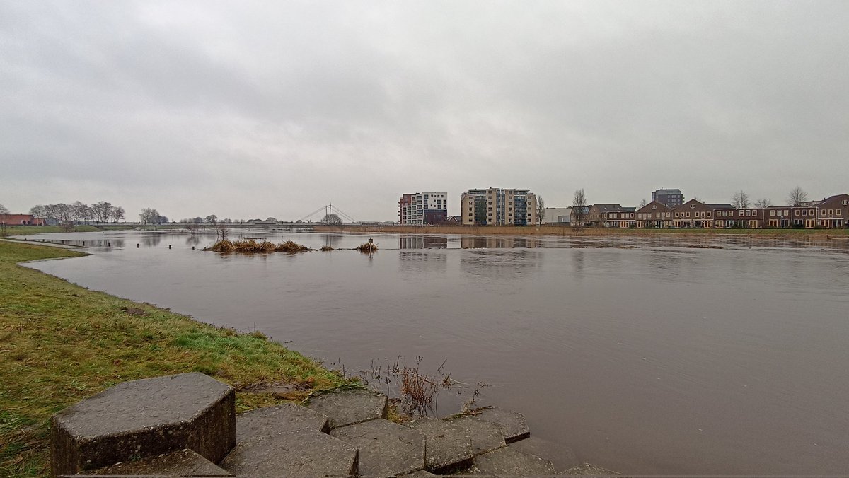 Hamhuus's tweet photo. De Vecht is mooi om te zien zo.
#hoogwater #devecht #hardenberg https://t.co/5ZUg1hUdND