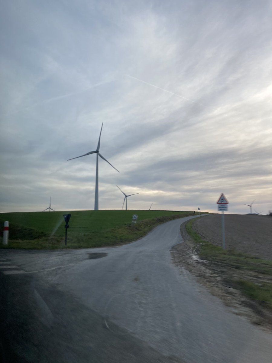 kevinbossuet's tweet photo. Les #éoliennes, comme ici dans les Ardennes, détruisent nos paysages ruraux ! Que c'est laid ! Il est facile d'être pour ces «bidules» quand on est dans le 6e arrondissement parisien; moins quand on doit vivre à côté ! Et après on s'étonne que les gens détestent l'#écologie... https://t.co/jFAbnsHslT