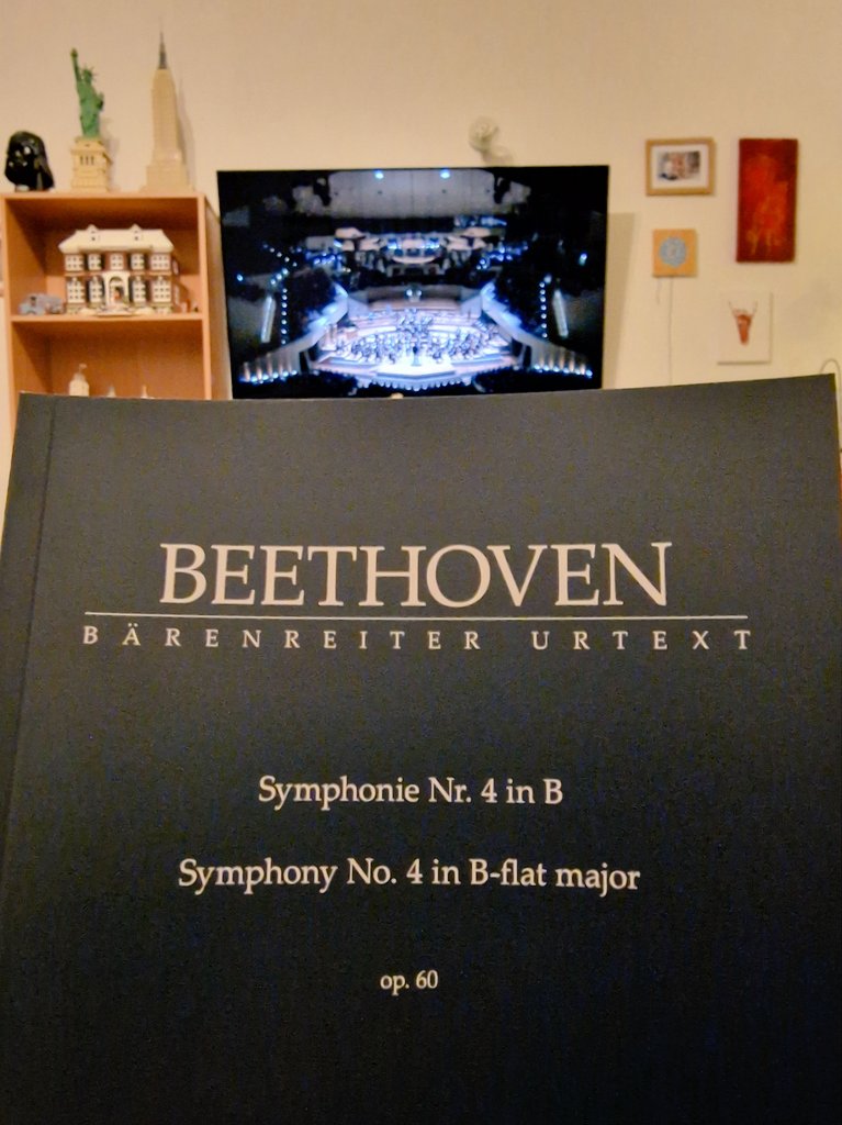The one and only @BerlinPhil plays while one studies the @Baerenreiter Urtext score. 🎼🎻 What a way to listen to - and fully experience - Music. 🎶🥰
#classicalmusic #digitalconcerthall #Beethoven